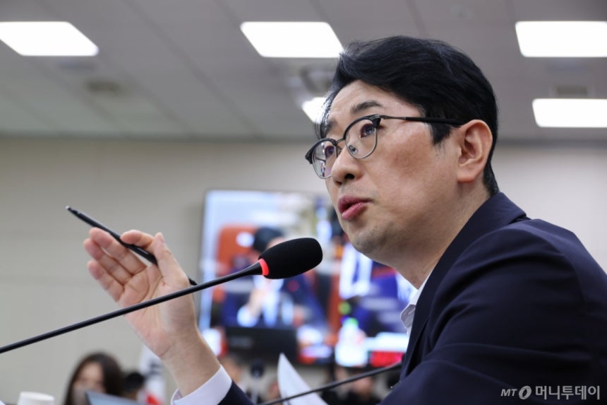 [서울=뉴시스] 김금보 기자 = 주진우 국민의힘 의원이 24일 오후 서울 여의도 국회에서 열린 법제사법위원회의 고위공직자범죄수사처에 대한 국정감사에서 질의를 하고 있다. 2025.10.24. kgb@newsis.co