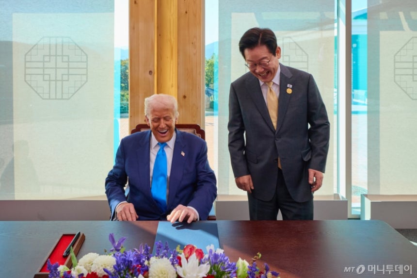 도널드 트럼프 미국 대통령이 지난 29일 경북 경주박물관에서 열린 한미 정상회담에 앞서 방명록을 작성하면서 활짝 웃고 있다. /사진제공=대통령실