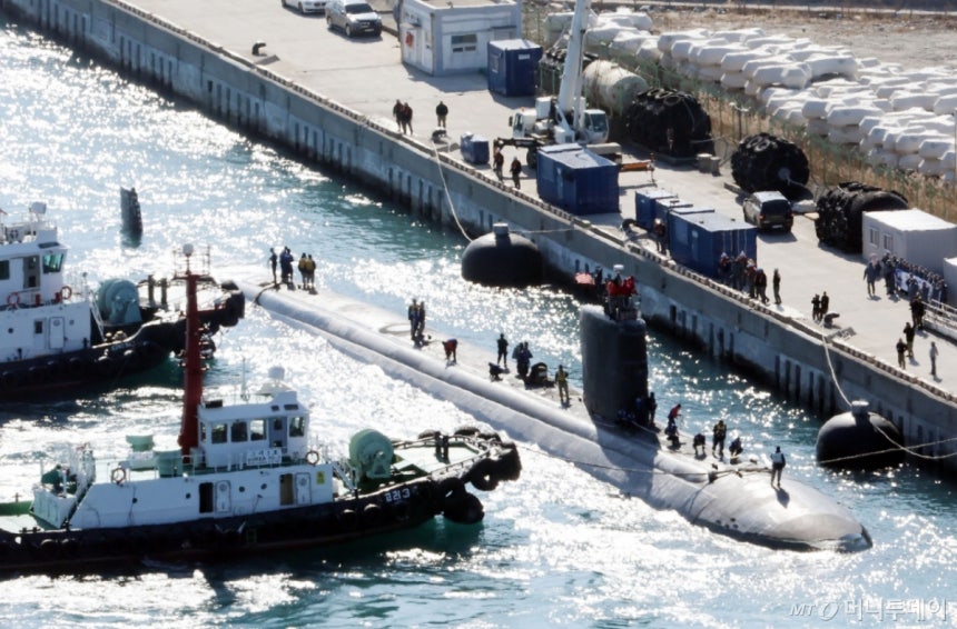 미국 해군의 로스앤젤레스급 핵추진 잠수함인 '알렉산드리아함'(SSN-757·6900t급)이 지난 2월10일 오전 부산 남구 해군작전사령부 부산작전기지에 입항하고 있다. /사진=뉴시스