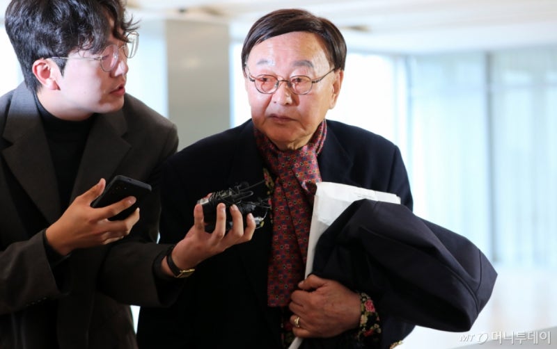 '<b>김건희 일가</b>' <b>측근</b> 김충식 특검 출석…양평개발 이익 챙겼냐에 "없다"