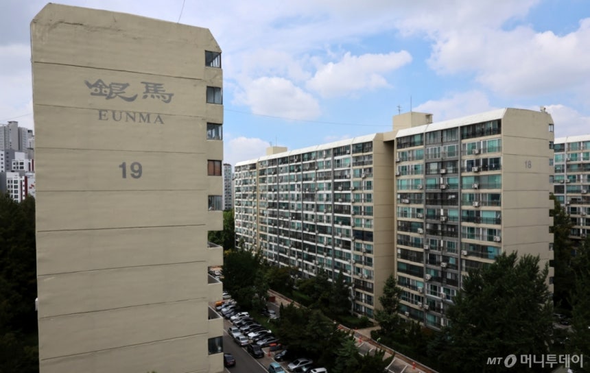 서울 강남권을 대표하는 노후 대단지 아파트인 은마아파트가 최고 49층 5893세대 규모 단지로 탈바꿈한다.  서울시는 지난 1일 제9차 도시계획위원회 신속통합기획 정비사업 등 수권분과위원회에서 강남구 은마아파트 재건