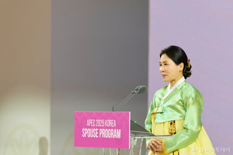 <b>김혜경 여사</b>, <b>APEC</b> 봉사자 <b>격려</b> "잠 설쳤는데 여러분 덕에 무사히 치러"