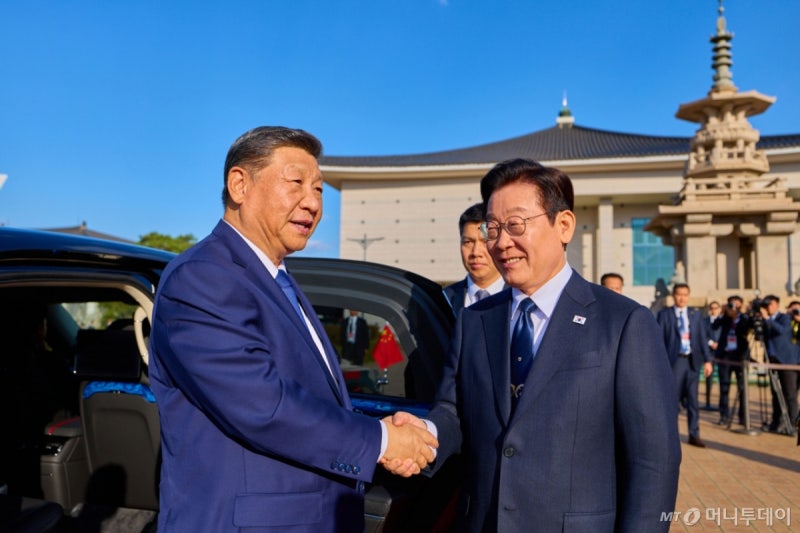 <b>시진핑</b> 주석, 이재명 대통령에 '<b>샤오미폰</b>·문방사우' 답례