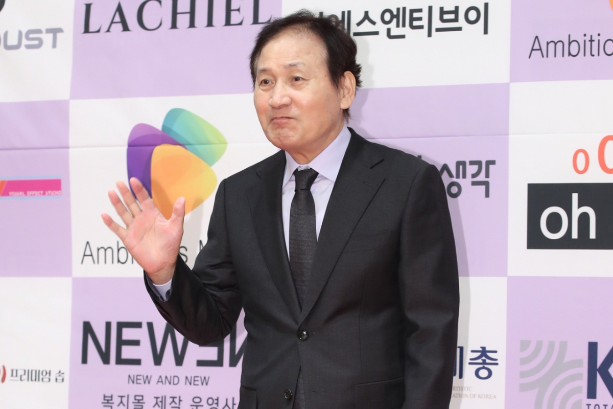 박중훈이 전한 '<b>혈액암</b> 투병' <b>안성기</b> 근황…"빙긋 웃는 모습에 울컥"