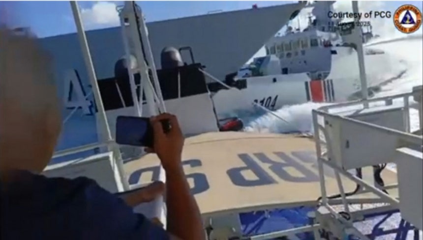 필리핀 해양경비대는 지난 8월 11일 남중국해 해역에서 필리핀 순찰선을 추격하던 중국 해군 함정과 중국 해경 함정이 충돌한 장면이 담긴 영상을 공개했다. /AFPBBNews=뉴스1