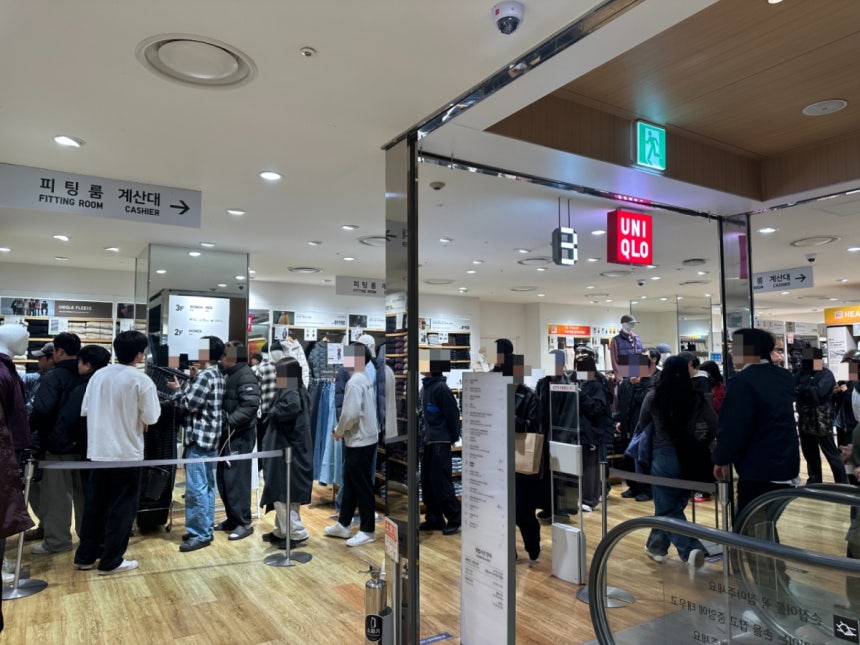 지난달 31일 오전 유니클로 유플렉스 신촌점에 모인 인파들/사진=독자 제공