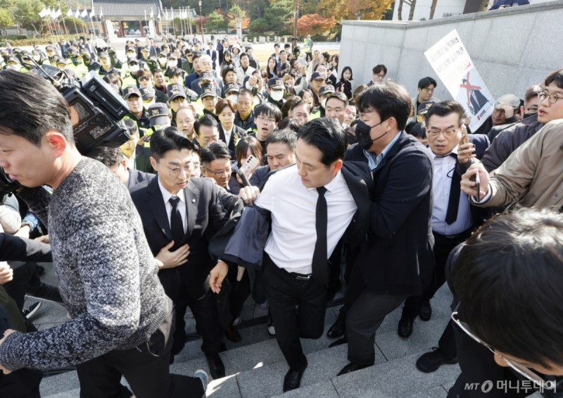 멱살 잡히고 단추 뜯기고…<b>장동혁</b>, 진보단체 반발에 <b>5.18 묘역</b> '반쪽 참...