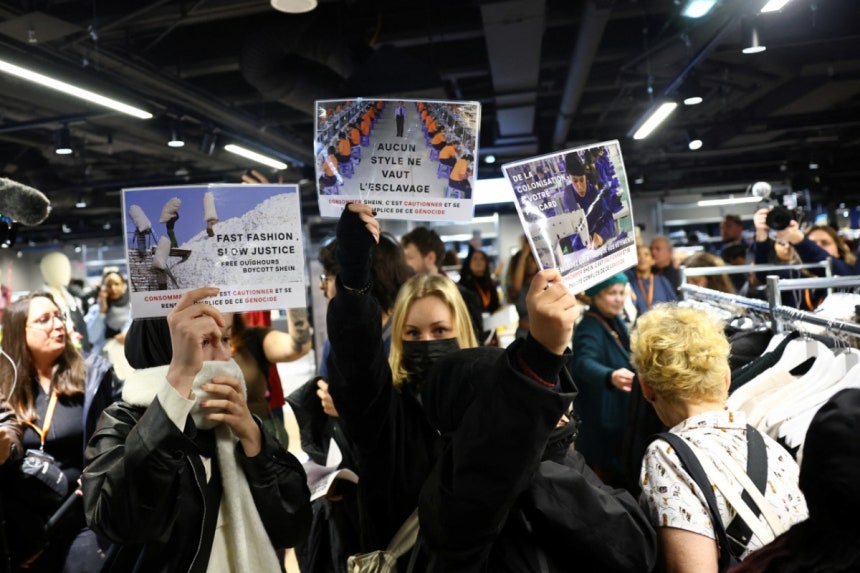 5일(현지시간) 중국 온라인 패스트패션 브랜드 '쉬인'이 프랑스 파리 BHV마레백화점에 오프라인 매장을 연 가운데 시위대가 매장 안에서 입점을 비판하는 문구가 적힌 피켓을 들고 항의시위를 벌이고 있다 /파리(프랑스)