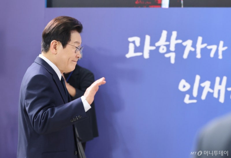 "미래 <b>에너지</b>원"···<b>이재명</b> 대통령, <b>핵융합</b><b>연구</b>원 찾아 <b>연구</b>진 격려