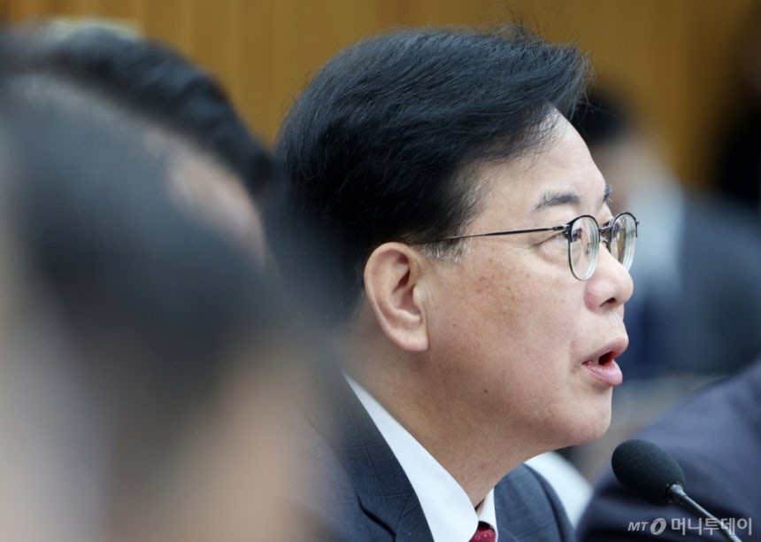 [서울=뉴시스] 김명년 기자 = 송언석 국민의힘 원내대표가 7일 오전 서울 여의도 국회에서 열린 원내대책회의에서 발언하고 있다. 2025.11.07. kmn@newsis.com /