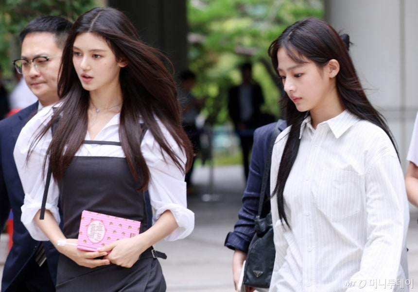 뉴진스 다니엘, 민지가 지난 8월 14일 서울 지방법원에서 열린 전속계약 유효 확인 소송 변론을 마친 뒤 법원을 나서고 있다. /사진=김휘선 hwijpg@