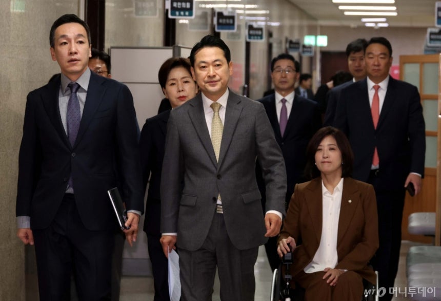 [서울=뉴시스] 조성봉 기자 = 장동혁(가운데) 국민의힘 대표가 6일 오전 서울 여의도 국회에서 열린 최고위원회의에 참석하고 있다. 앞줄 왼쪽부터 김민수 최고위원, 장 대표, 최보