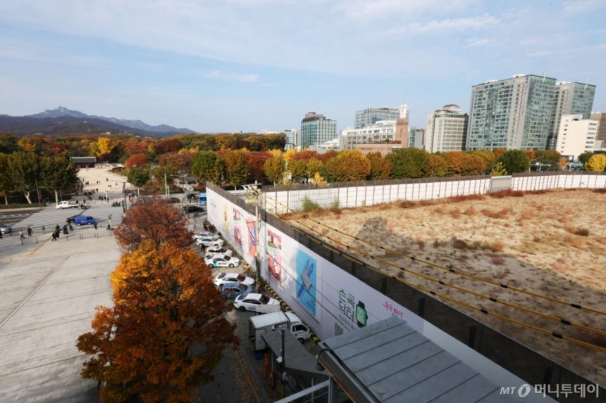 (서울=뉴스1) 이광호 기자 = 세운4구역 토지주들이 11일 오후 서울 종로구 다시세운광장에서 기자회견을 열고 국가유산청이 유네스코 세계유산인 종묘 인근 세운4구역 재개발 사업에 문제를 제기한 데 대해 국가유산청이