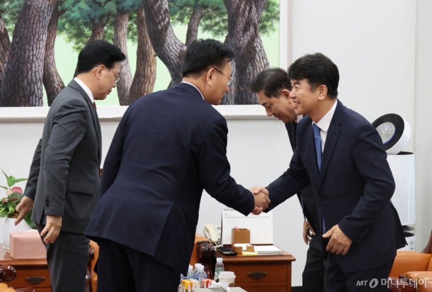 여야 원내대표단이 11일 서울 여의도 국회에서 회동을 하고 있다. 왼쪽부터 국민의힘 송언석 원내대표와 유상범 원내운영수석부대표, 더불어민주당 김병기 원내대표와 문진석 원내운영수석부