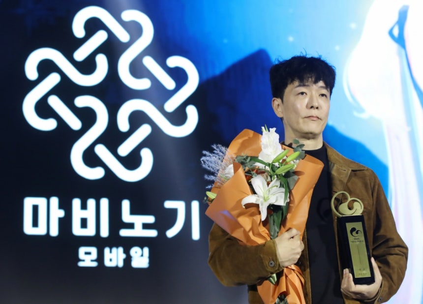 12일 오후 부산 해운대구 벡스코 제2전시장에서 열린 '2025 대한민국 게임대상 시상식'에서 대상인 대통령상을 수상한 '마비노기 모바일'의 제작사 데브캣 김동건 대표가 기념촬영을