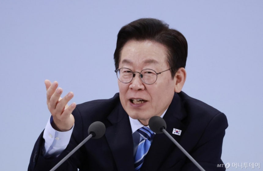 [파주=뉴시스] 최동준 기자 = 이재명 대통령이 14일 경기 파주시 라이브러리스테이 지지향에서 열린 '경기 북부의 마음을 듣다' 타운홀 미팅에서 발언하고 있다. 2025.11.14