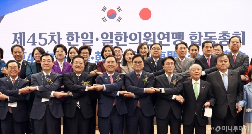 [서울=뉴시스] 김금보 기자 = 김민석 국무총리, 우원식 국회의장, 주호영 한일의원연맹 회장, 나가시마 아키히사 일본 간사장을 비롯한 한일 의원들이 16일 서울 여의도 국회 의원회