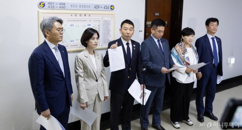 與<b>법사위</b> "공무원 항명, 중대범죄…'집단행동' <b>검사장</b> 18명 <b>고발</b>"