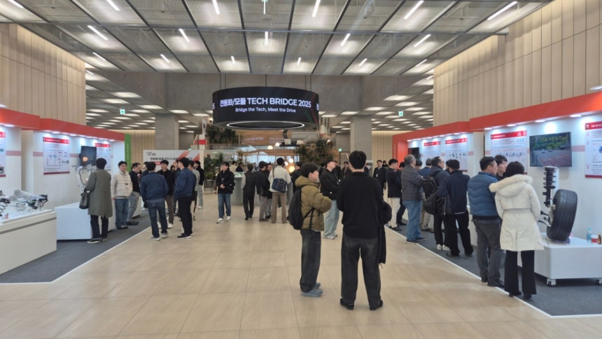 경기 의왕 현대모비스 기술연구소에서 진행된  ‘Tech Bridge 2025’에서 50개 전동화·모듈 신기술 전시 현장과 첨단 기술을 체험하는 관람객들의 모습. /사진제공=현대모비