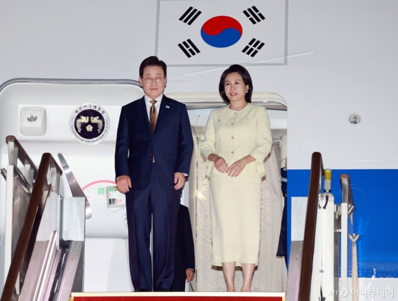 <b>이재명</b> 대통령, '아랍의 맹주' 이집트로 출국…<b>UAE</b> 전투기 호위