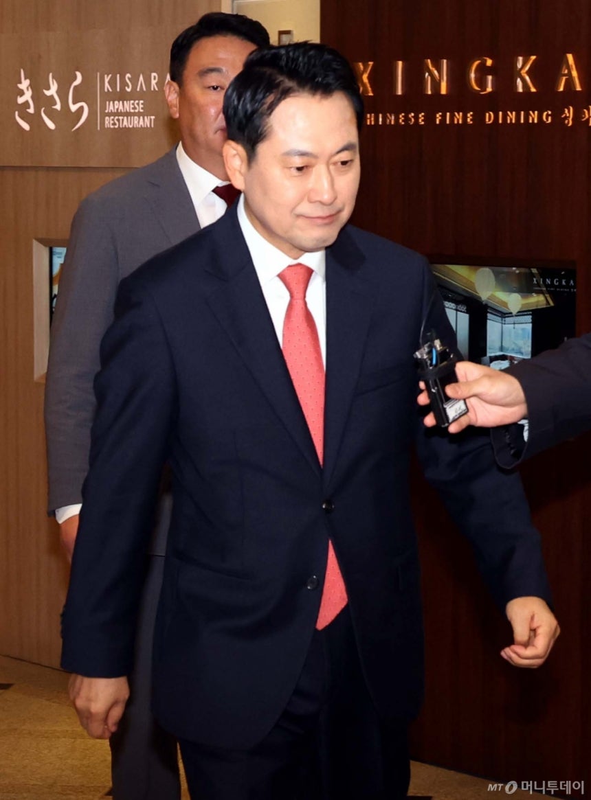 [서울=뉴시스] 조성봉 기자 = 장동혁 국민의힘 대표가 20일 서울 여의도의 한 식당에서 열린 대표 주재 3선의원 모임에 참석하고 있다. 2025.11.20. suncho21@ne