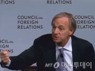 레이 달리오 증시 거품 맞지만 지금 팔지 말라고 조언했다