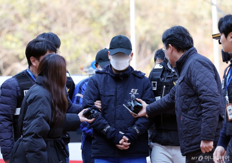 운항 중 딴짓 "휴대폰 1~2번 봤다"…<b>좌초</b> <b>여객선</b> <b>항해사</b>, 고개 숙였다