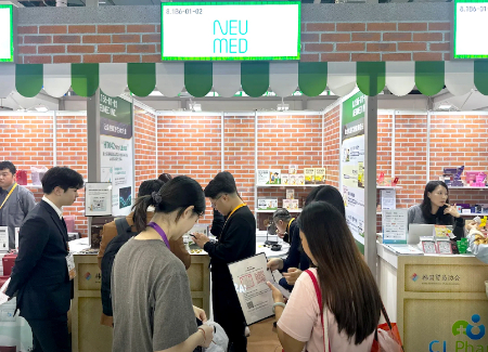 지난 5일부터 10일까지 중국 상하이 국가전시컨벤션센터(NECC)에서 열린 ‘제8회 중국 국제수입박람회(CIIE 2025)’에서 뉴메드 부스를 찾은 중국 바이어와 참관객들이 설명을 듣고 있다./사진=뉴메드