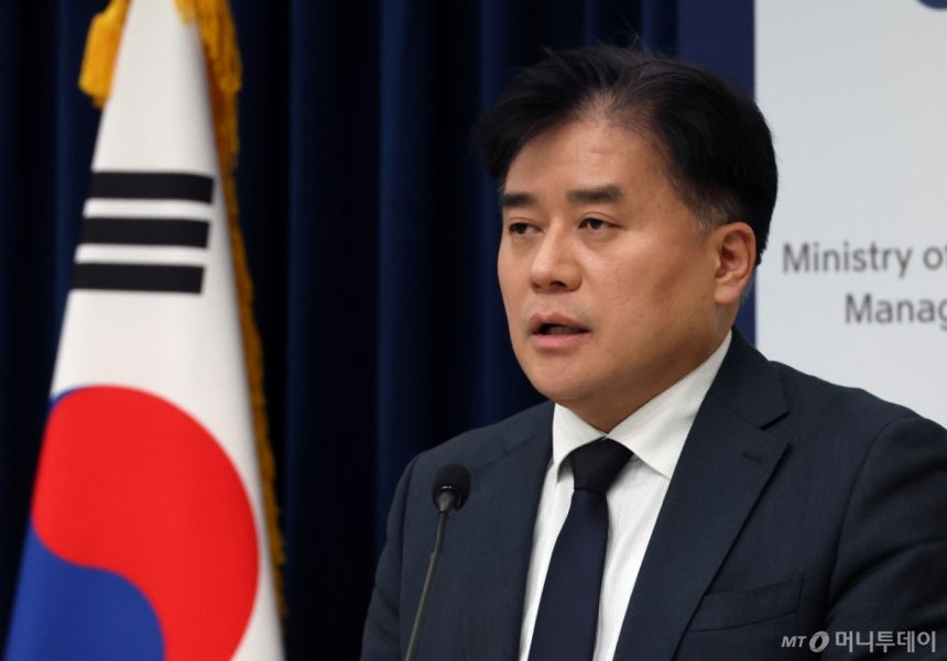 [세종=뉴시스] 강종민 기자 = 박용수 인사혁신처 차장이 8일 세종시 정부세종청사에서 공무상 사망자에 대한 공정하고 합리적인 추서 승진 절차와 구체적인 유족급여 인상 기준이 담긴 공무원 임용령 등 총 4개의 시행령