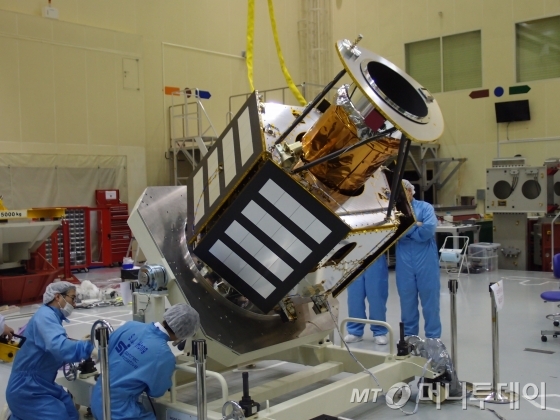 국내 위성 제조업체인 쎄트렉아이가 수주한 스페인 소형 지구관측 인공위성 'Deimos-2'. /사진=쎄트렉아이.