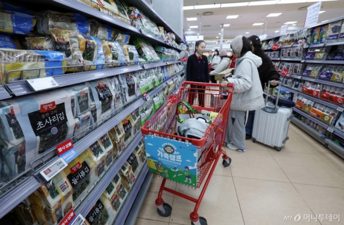 [서울=뉴시스] 김진아 기자 = 올해 한국의 김 수출 실적이 10억불을 넘기며 역대 최대 실적을 돌파했다.  해양수산부에 따르면 올해 김 수출 실적은 이달 20일 기준으로 10.15억불(약 1조5000억원)을 달성하