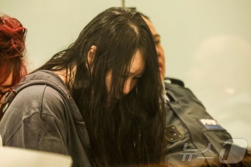 '<b>가방 속 남매</b> 시신' <b>뉴질랜드</b> 한인 엄마…<b>종신형</b> 선고에 무반응