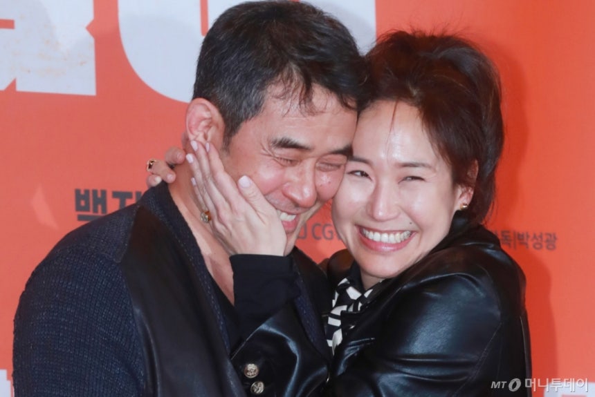 최민수, 강주은 부부가 2023년 3월20일 서울 용산아이파크몰에서 진행된 영화 시사회에 참석해 포즈를 취하는 모습. / 사진=머니투데이