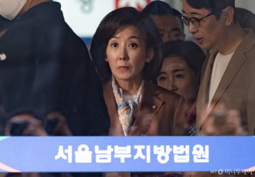 나경원 국민의힘 의원이 20일 오후 서울 양천구 서울남부지방법원에서 열린 국회 '패스트트랙 충돌' 사건 선고 기일을 마친 뒤 법정을 나서고 있다.지난 2019년 4월 고위공직자범죄수사처 신설 법안과 연동형 비례대표