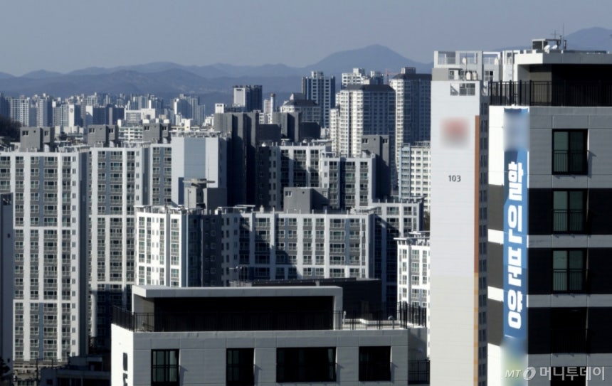 [대구=뉴시스] 이무열 기자 = 19일 대구 수성구의 한 아파트에 할인분양 관련 현수막이 붙어있다.   정부가 지방의 '악성 미분양' 주택 문제를 해소하기 위해 한국토지주택공사(LH)를 통해 약 3000호를 직접 매