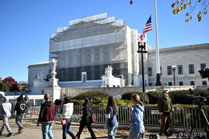 지난 5일(현지시간) 워싱턴DC 연방 대법원 앞을 사람들이 지나가고 있다. 대법원은 이날 도널드 트럼프 대통령의 국제비상경제권법(IEEPA)에 의거해 부과한 상호관세와 펜타닐관세의
