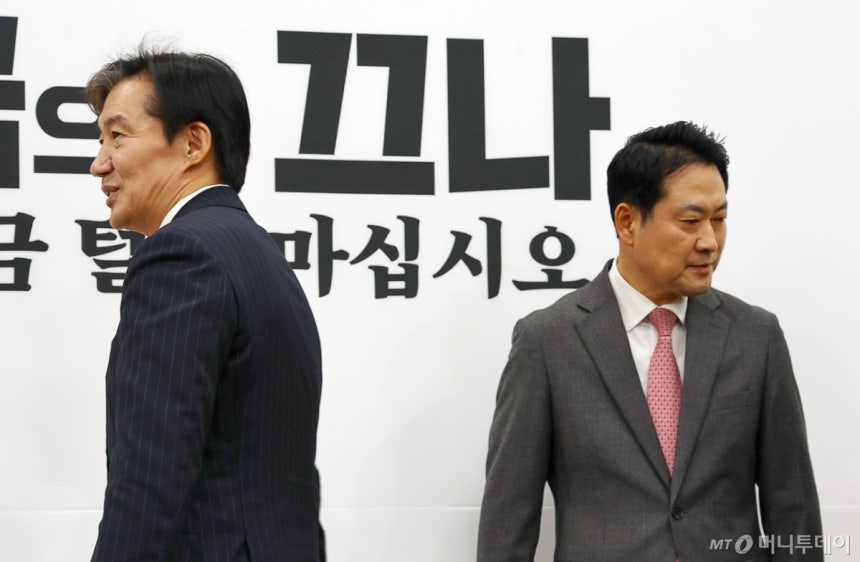 [Seoul=Newsis] Reporter Kim Myung-nyeon = Jang Dong-hyuk, leader of the People's Power, and Cho Kook, leader of the Cho Kook Innovation Party, are heading to their seats after a commemorative photo at the National Assembly in Yeouido, Seoul, on the morning of the 1st. 2025.12.01. kmn@newsis.com /Photo=Kim Myung-nyeon