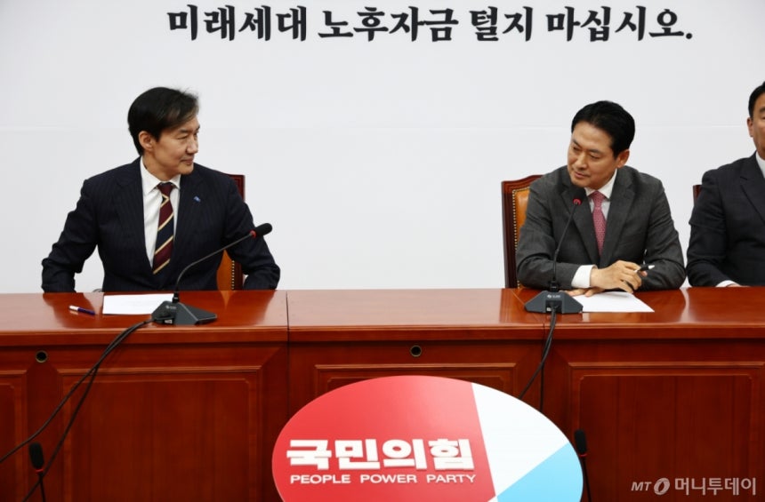 [Seoul=Newsis] Reporter Kim Myung-nyeon = Jang Dong-hyuk, leader of the People's Power, and Cho Kook, leader of the Cho Kook Innovation Party, are sitting together at the National Assembly in Yeouido, Seoul, on the morning of the 1st. 2025.12.01. kmn@newsis.com /Photo=Kim Myung-nyeon