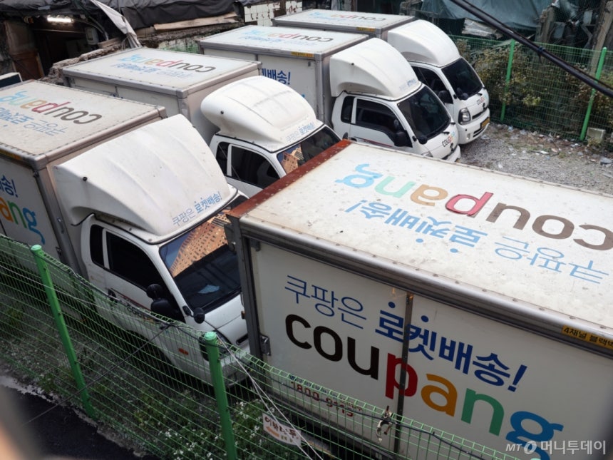 서울 시내의 주차장에 쿠팡 배송트럭이 주차돼 있다. /사진제공=뉴스1