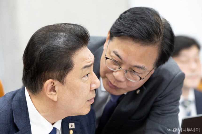 18일 서울 여의도 국회에서 열린 제429회국회(정기회) 운영위원회 제5차 전체회의에서 김병기 더불어민주당 원내대표와 송언석 국민의힘 원내대표가 대화하고 있다. /사진=뉴스1.