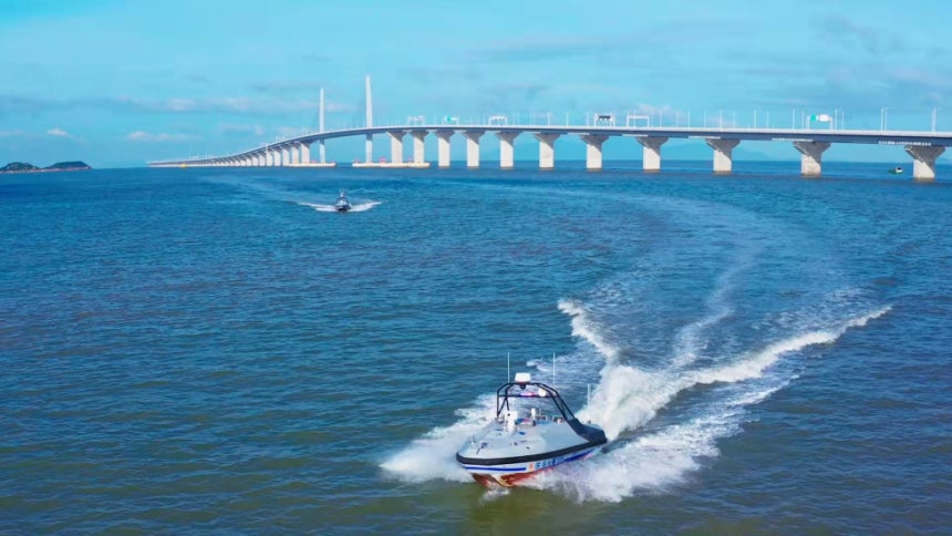 윈저우즈넝 무인선이 강주아오 대교 주변을 순찰하고 있다./사진=월간 중국