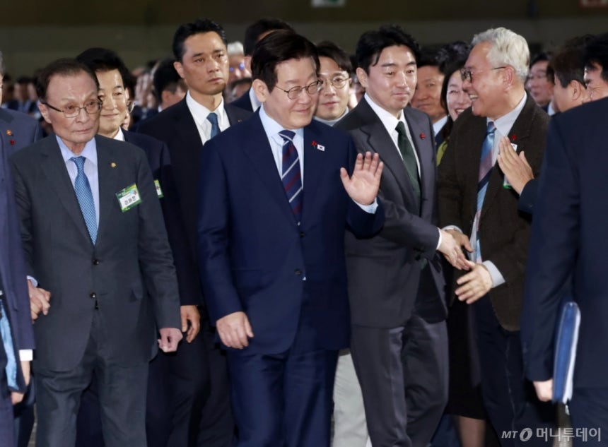 [고양=뉴시스] 최동준 기자 = 이재명 대통령이 2일 경기 고양시 킨텍스에서 열린 제22기 민주평화통일자문회의 출범회의에 입장하고 있다. 2025.12.02. photocdj@newsis.com /사진=최동준