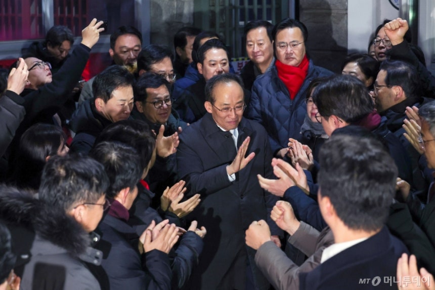 (의왕=뉴스1) 김성진 기자 = 12·3 비상계엄 해제 요구안 표결 방해 의혹을 받는 추경호 국민의힘 의원이 3일 새벽 구속 영장이 기각된 후 경기도 의왕시 서울구치소를 나서며 동료 의원들과 인사하고 있다. 2025