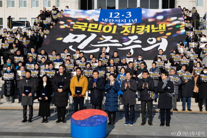"내란 끝나지 않아" 與 청산 의지 강조…'12·3 <b>계엄 옹호</b>' <b>장동혁</b>에 맹...