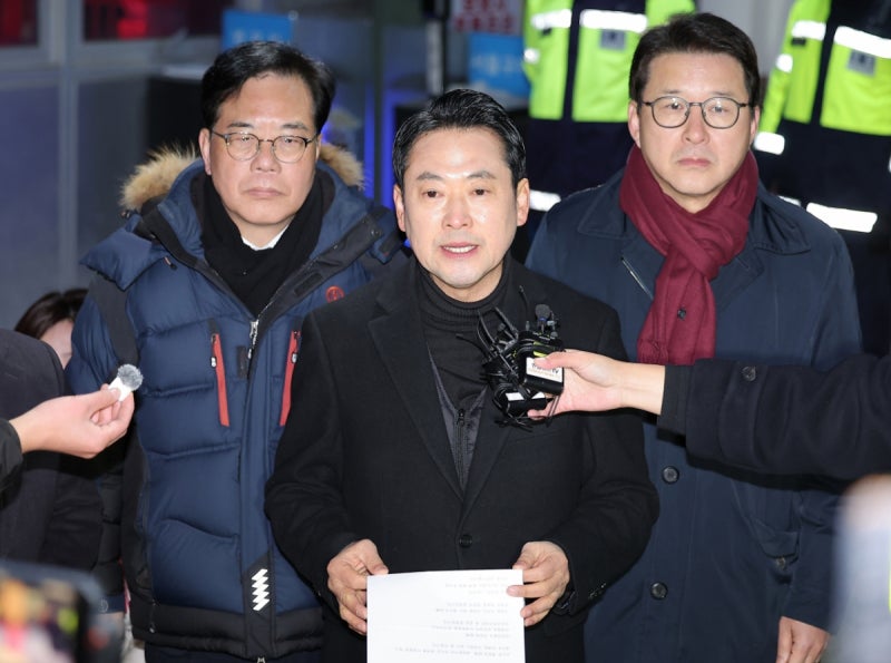 당대표는 '<b>옹호</b>' 원내대표는 '사과' … 국힘 '<b>계엄</b>' 엇박자