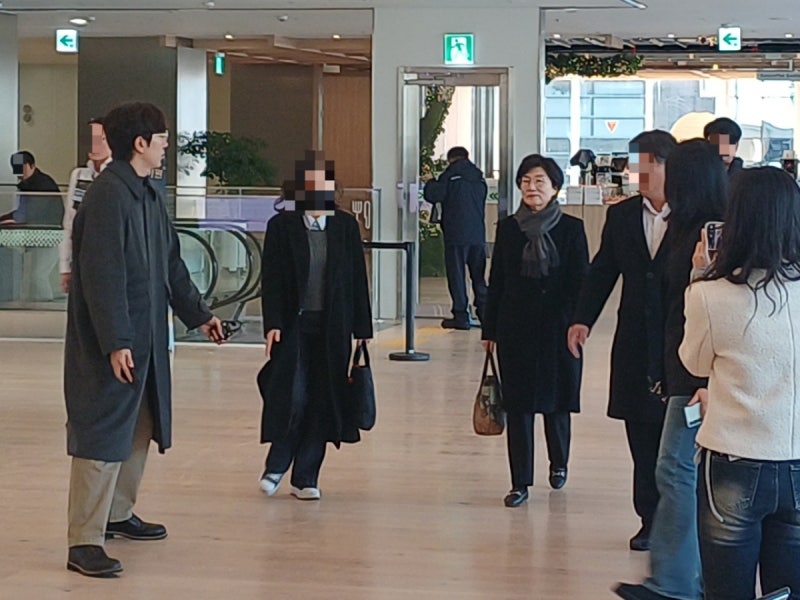 "로저비비에 가방 왜 줬나" 묵묵부답… <b>김기현</b> 의원 <b>부인</b>, <b>특검 출석</b>