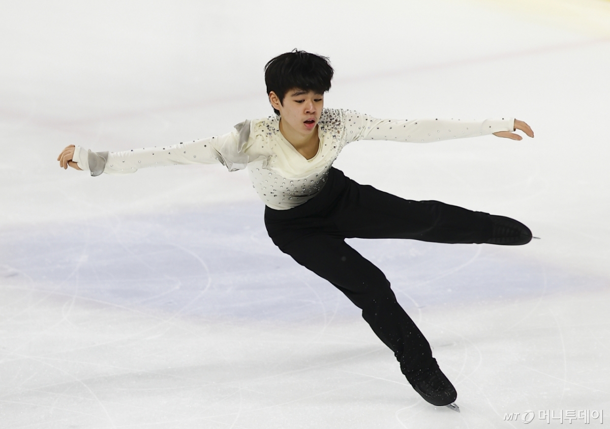 <b>서민규</b> 韓 피겨 새 역사 썼다…김연아 이후 20년만에 JGP <b>우승</b>