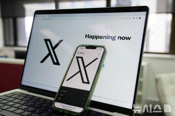 한 노트북과 휴대전화에 소셜미디어 플랫폼 X의 시작 페이지가 떠 있는 모습. /AP=뉴시스