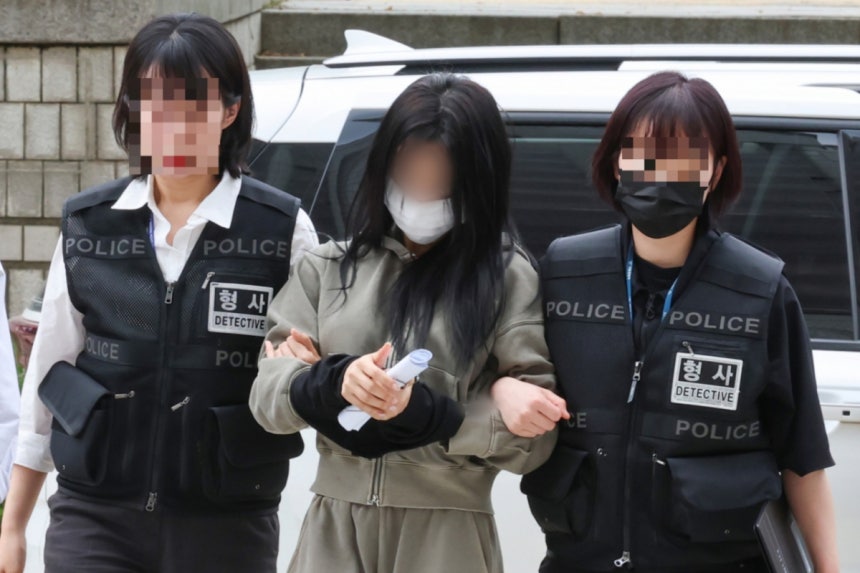 축구선수 손흥민 관련 공갈 등 혐의로 기소돼 1심 재판에서 징역 4년을 선고받은 20대 여성 A씨 모습. /사진=뉴스1