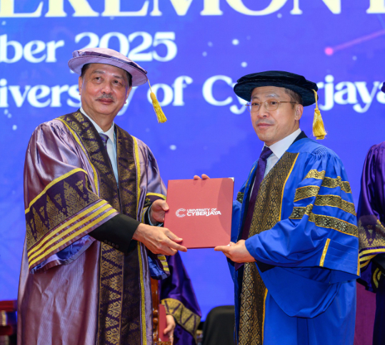 한성호 아디포랩스 대표(사진 오른쪽)가 사이버자야 총장 탄 스리 다토 스리 '닥터 노르 히샴 압둘라'(Tan Sri Dato' Seri Dr. Noor Hisham Abdullah